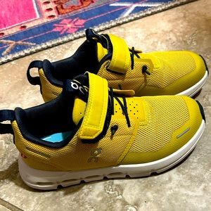 Kids ON cloud sneakers